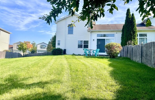 Fox Valley House | NEW Spacious and Comfy Duplex - 55" & 50" Smart TVs, Workspace, Cul-de-sac