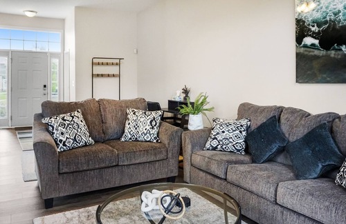 Fox Valley House | NEW Spacious and Comfy Duplex - 55" & 50" Smart TVs, Workspace, Cul-de-sac