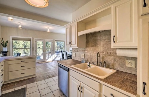 Bristol Villa | NEW! Spacious Downtown Villa w/King + Garden Views