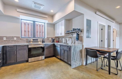 Victor House | New, Spacious & Modern w/Pool Table & Ping Pong