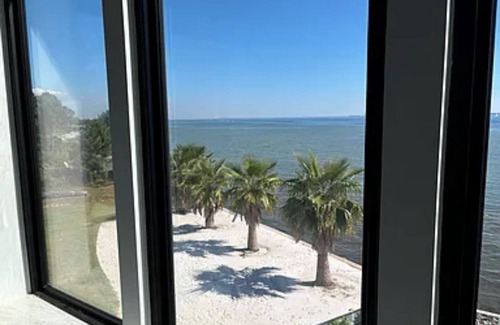 Warrington Cottage | new studio on Bay near downtown Pensacola night life and short walk to golf