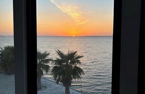 Warrington Cottage | new studio on Bay near downtown Pensacola night life and short walk to golf