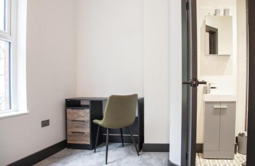Manchester Apartment | New! Stylish & Modern Home With Free Parking! Book Now!