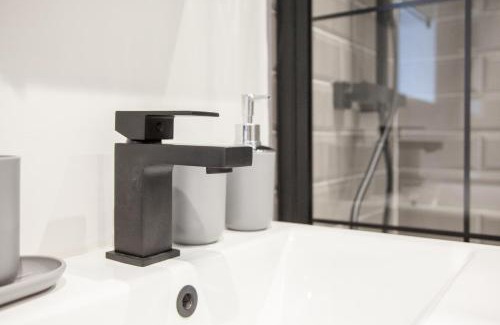 Manchester Apartment | New! Stylish & Modern Home With Free Parking! Book Now!