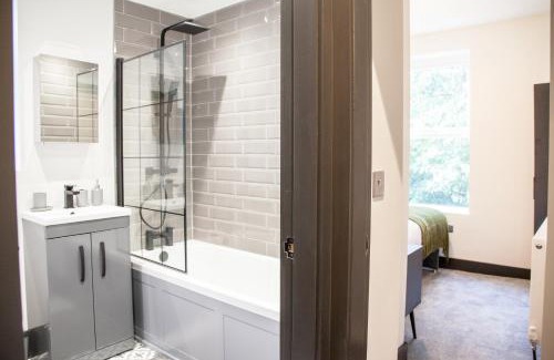 Manchester Apartment | New! Stylish & Modern Home With Free Parking! Book Now!