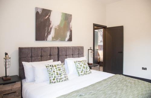 Manchester Apartment | New! Stylish & Modern Home With Free Parking! Book Now!