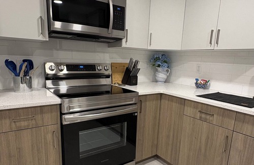 Southeast Calgary Condo | New, stylish suite. Private entrance, queen bed, full kitchen, in-suite laundry.