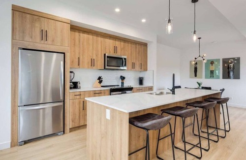 Shaganappi House | New SW 3BDR Pet friendly 17 Ave | DT | Groceries