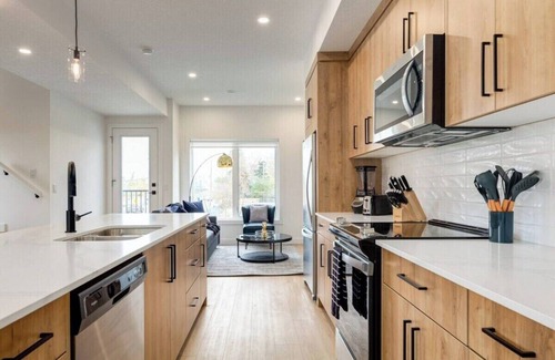 Shaganappi House | New SW 3BDR Pet friendly 17 Ave | DT | Groceries