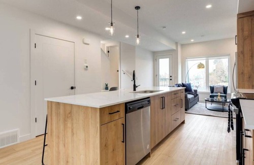 Shaganappi House | New SW 3BDR Pet friendly 17 Ave | DT | Groceries