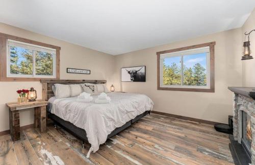 Pine House | New The Pine Getaway Lots of Room Hot Tub Views