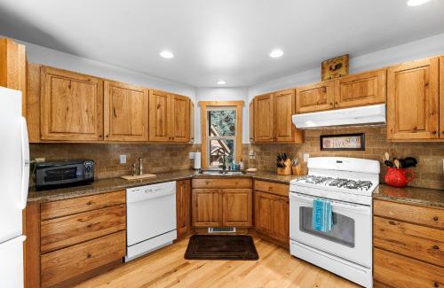 McCall House | New! Tranquil Aspens - near lake, town, parks - expansive deck - pet friendly