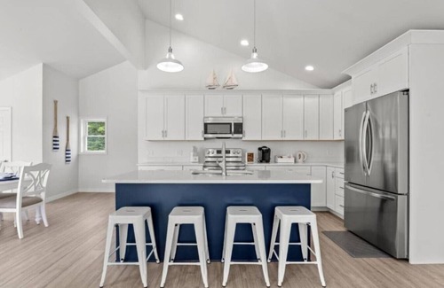 Winterport Cottage | New & Trendy - Grand Water View, A/C, Dogs OK, Private, Yard Games, Fire Pit