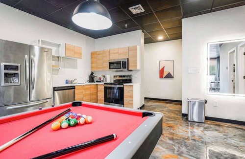 North Oakland Apartment | *New* *Unique* 2b/2b sleeps 8 in North Oakland!