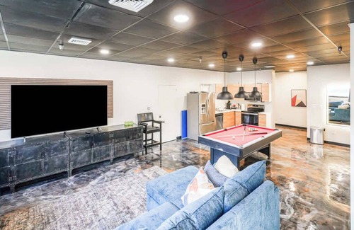 North Oakland Apartment | *New* *Unique* 2b/2b sleeps 8 in North Oakland!