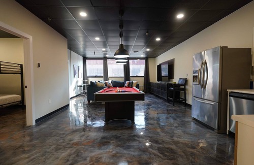 North Oakland Apartment | *New* *Unique* 2b/2b sleeps 8 in North Oakland!