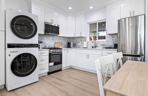 Old Town House | NEW! W/D in Unit, Patio, AC, Near Restos & Beach