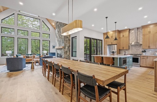 Lincoln House | NEW! ⛷ Walk to South Peak | 🛏 5BR Chalet | 🛁 Hot Tub | 🏋️ Gym | 🐾 Pets Ok!