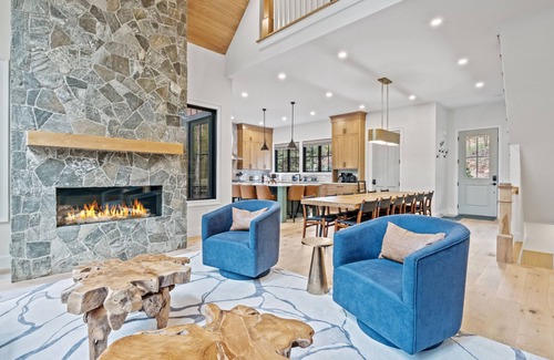 Lincoln House | NEW! ⛷ Walk to South Peak | 🛏 5BR Chalet | 🛁 Hot Tub | 🏋️ Gym | 🐾 Pets Ok!