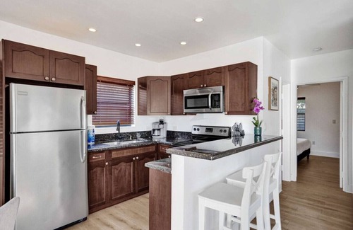 Hollywood Apartment | New! Waves on Walnut # 1
