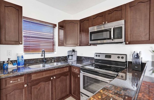 Hollywood Apartment | New! Waves on Walnut # 1