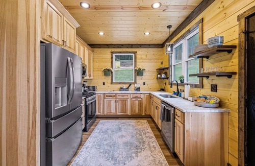 Stanley Cabin | NEW Whispering Ridge | Hot Tub, Gym, EVSE, Dogs OK