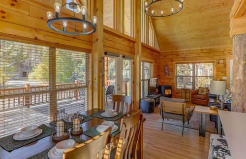 Fir Grove Estates House | New - White Fir Adventures - Hot tub - Pet Friendly - Fire pit - Ample parking - Sleeps 10