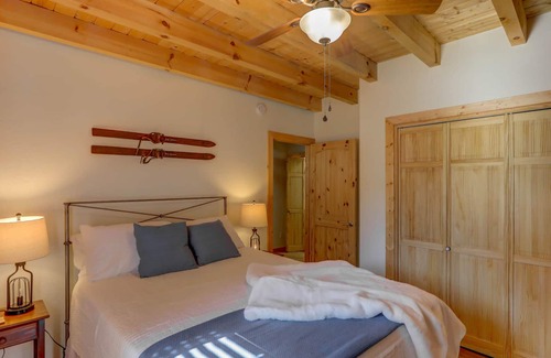 Fir Grove Estates House | New - White Fir Adventures - Hot tub - Pet Friendly - Fire pit - Ample parking - Sleeps 10
