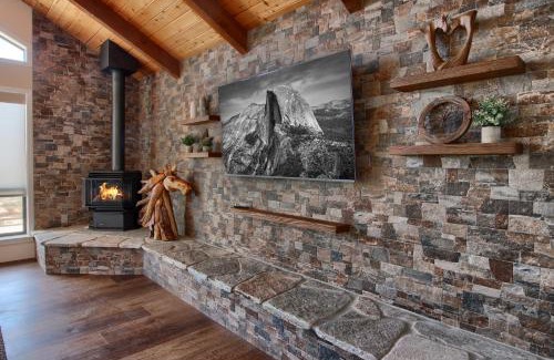 Oakhurst Villa | NEW! Yosemite Mountain villa, stunning views -more