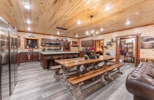 Caton Cabin | NewLuxuryCabin EVCharger Sauna/HeatedIndoorPool Arcade Games Gazebo Sleeps24 EV4