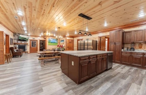 Caton Cabin | NewLuxuryCabin EVCharger Sauna/HeatedIndoorPool Arcade Games Gazebo Sleeps24 EV4