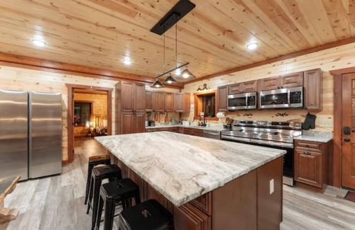 Caton Cabin | NewLuxuryCabin EVCharger Sauna/HeatedIndoorPool Arcade Games Gazebo Sleeps24 EV4