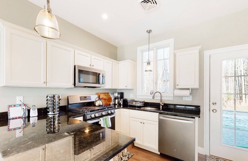 Arundel House | Newly built cottage with gas fireplace, patio, pool & gym - near Kennebunkport