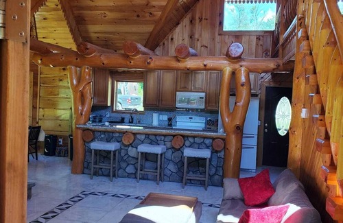 Monticello Cabin | Newly Built Handcrafted Cozy Log Home