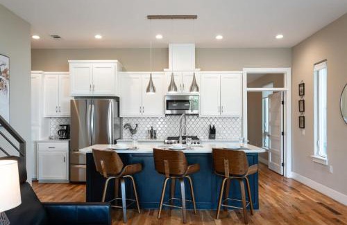 Chestnut House | Newly Built Poolside Home w Balcony BBQ