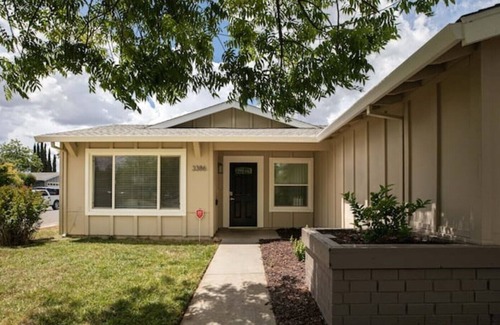 Sacramento House | Newly Done 4 Bedroom Home (Irish)