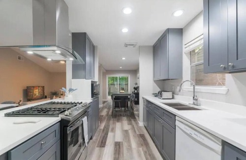 Panther Creek House | Newly furnished 1 story + Office Desk in Woodlands