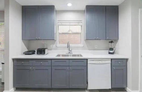 Panther Creek House | Newly furnished 1 story + Office Desk in Woodlands