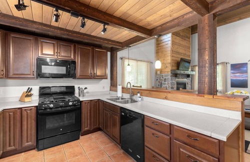East Glacier Park Cabin | Newly listed/Private cabin sleeps 10, Overlooks Glacier w/top rated Steakhouse