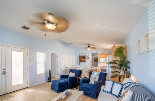 Shibui Sands House | Newly Listed - Walk to the Beach ! Located off of 11th St. Small Fenced Yard. Dogs ok. King bed