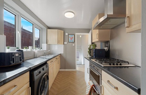 Newcastle-upon-Tyne Apartment | Newly Refurbished Flat|FREE Parking|3 Bedrooms|6 Guests