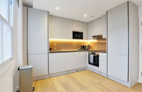 Royal Borough of Kensington and Chelsea Apartment | Newly refurbished 2-bedroom, 2-bathroom Kensington