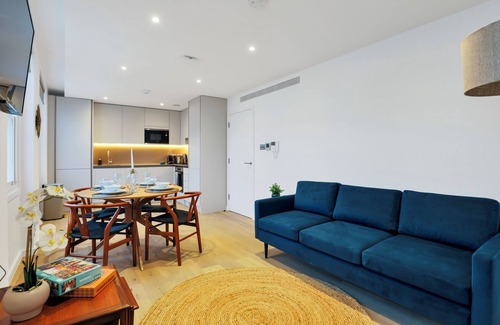 Royal Borough of Kensington and Chelsea Apartment | Newly refurbished 2-bedroom, 2-bathroom Kensington