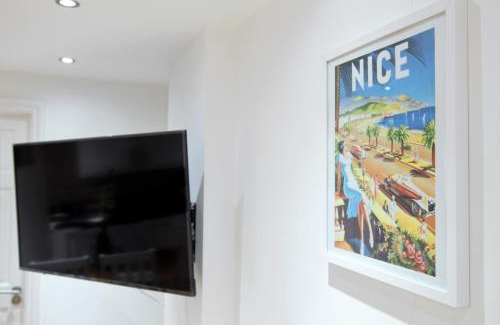 Peninsula Apartment | NEWLY REFURBISHED 2 BEDROOM APARTMENT IN THE HEART OF GREENWICH