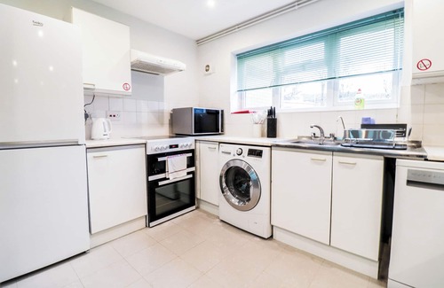 Borehamwood House | Newly Refurbished Contractor House - Free Parking!