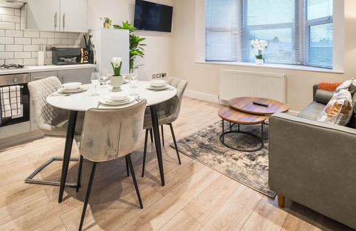 Rushmoor District Apartment | Newly Refurbished Cosy APT for Families/Contractors