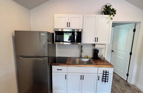 Coram Cabin | Newly Remodeled Bear Den Cabin! 6 mi to Glacier!