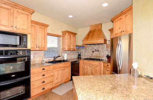 Wolf Creek House | Newly Remodeled Skiing & Golf Twnhome with Private Hot Tub and Game Room