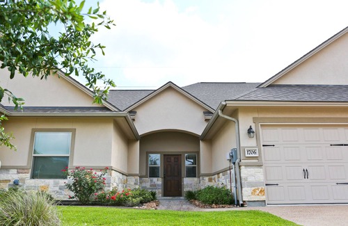 College Station House | Newly remodeled beautiful 3BDRM 3.5BA Townhouse in the heart of Aggieland!