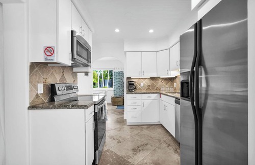 North Andrews Gardens House | Newly remodeled Beach Area Villa Cabana with heated pool